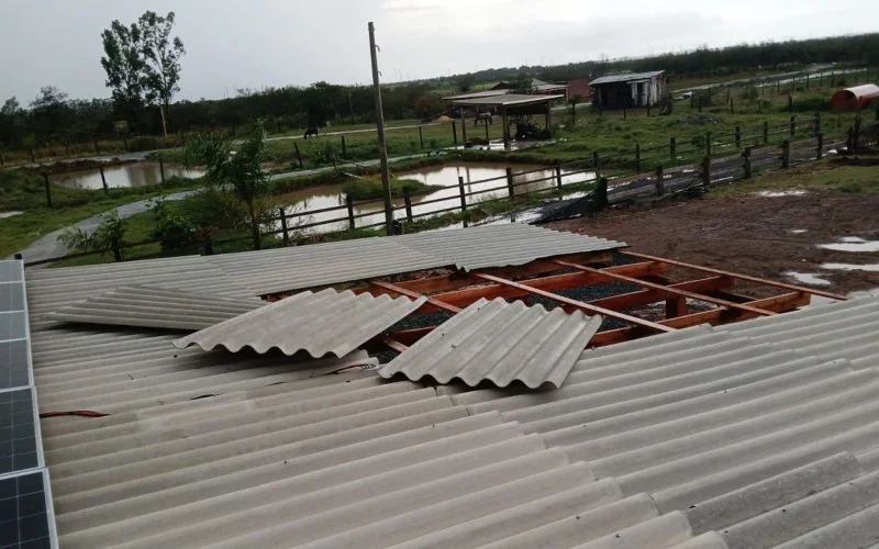 Temporal registrado em Nova Santa Rita nesta segunda-feira destelhou casas e causou danos Foto: Divulgação