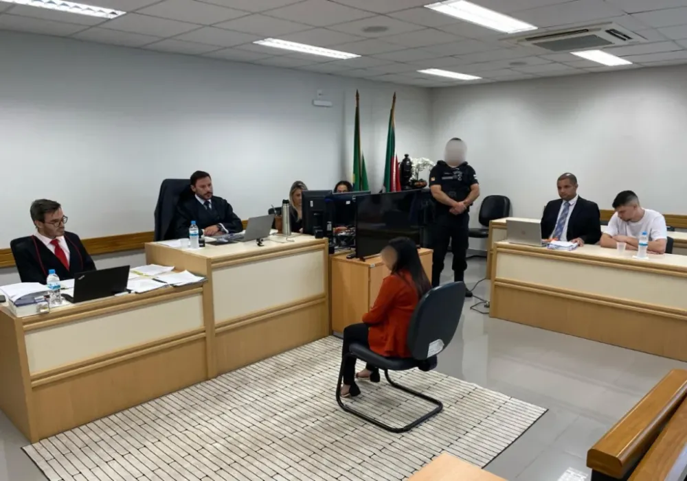 No canto direito, de camisa branca, o autor do crime (Foto: Eduardo Garcia/Grupo RSCOM)