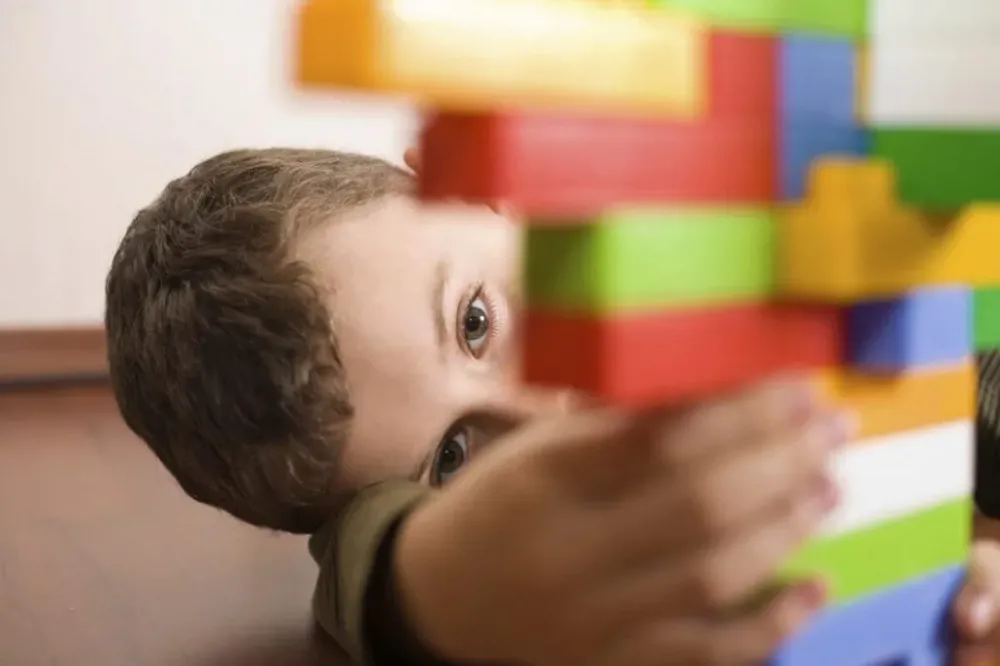 Pelo menos 25 crianças autistas estão sem frequentar a escola na rede municipal de Bento Gonçalves devido a falta de monitores. (Foto: Getty Images)