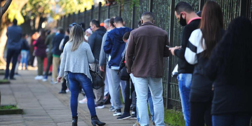 Vacinação de pessoas com 38 anos tem procura intensa e fila quilométrica de carros em Porto Alegre. Foto: Alina Souza/Correio do Povo
