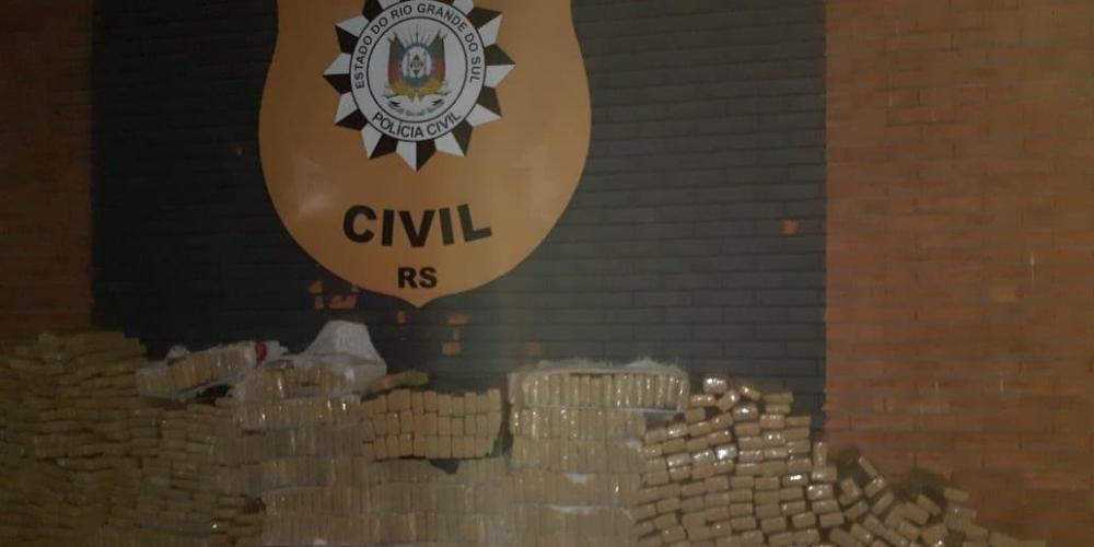 Foram apreendidos cerca de $ 500.000,00 em dinheiro e entre 1,5 e 2 toneladas de maconha | Foto: Divulgação / Polícia Civil / CP