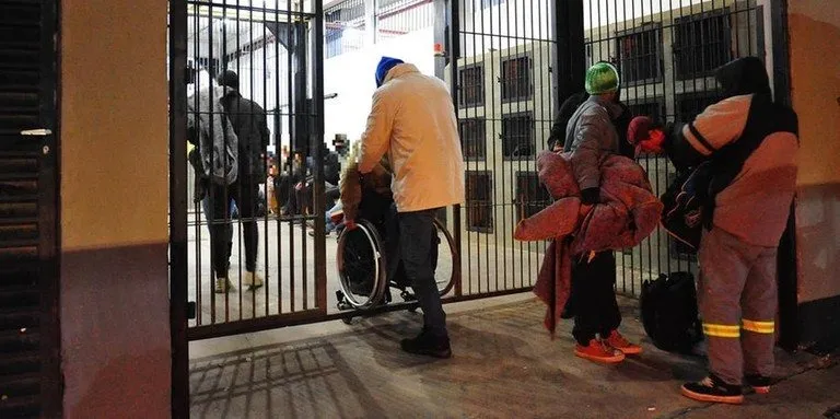 Espaços montados para receber pessoas em situação de rua na Capital estavam lotados na noite desta segunda-feira | Foto: Fabiano do Amaral