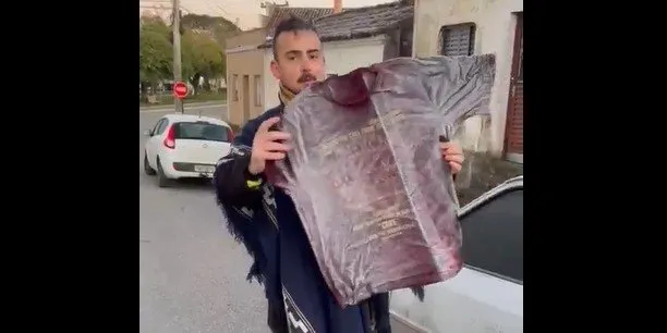 Camiseta fica congelada em razão do frio | Foto: Celestino Garcia/ Reprodução / CP
