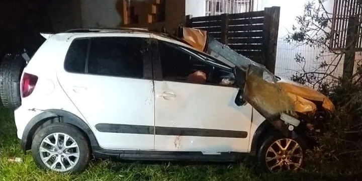 Fiat Uno branco, que estava estacionado, foi atingido por outro veículo em pátio de casa | Foto: Renato Dias / Correio do Imbé / CP / Reprodução