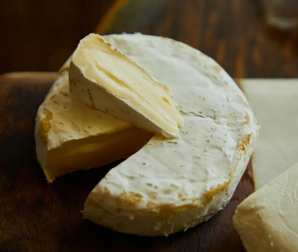 Foto de Laker : https://www.pexels.com/pt-br/foto/queijo-fatiado-na-mesa-de-madeira-marrom-5732760/