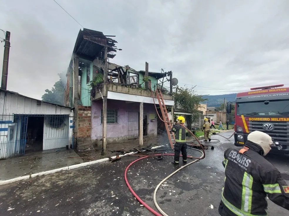 Incêndio em Sapiranga atinge duas casas após celular ser deixado carregando — Foto: Divulgação/ Bombeiros de Sapiranga