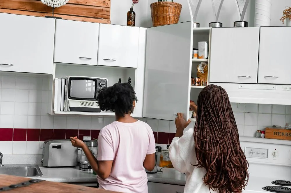 Foto de PNW Production: https://www.pexels.com/pt-br/foto/pessoas-cozinha-casa-lar-8091121/