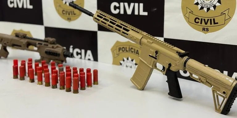 As equipes apreenderam um fuzil calibre .556, um adaptador para pistolas, conhecido como Kit Roni, e diversas munições de calibre .12. | Foto: Polícia Civil / Divulgação / CP