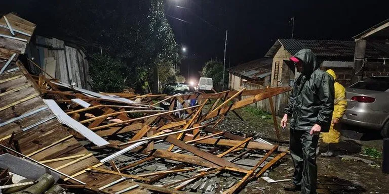 Ao menos uma casa no bairro Expedicionário, em Soledade, foi totalmente destruída | Foto: Defesa Civil de Soledade / CP