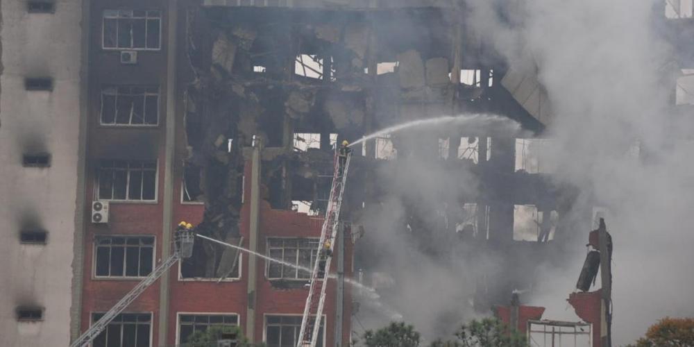Equipes especializadas realizam buscas a bombeiros desaparecidos em incêndio na SSP | Foto: Alina Souza/CP