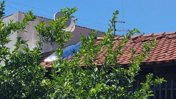 Homem foi encontrado morto em cima de telhado de casa — Foto: Diário do Cidadão/Reprodução