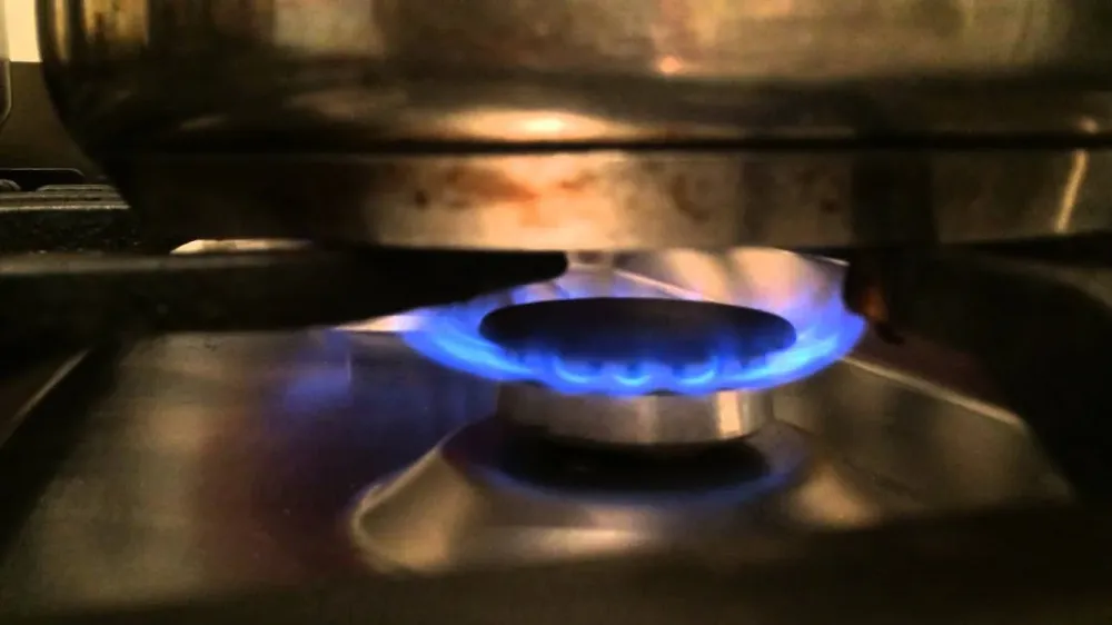 Fogão de indução ganha espaço nas cozinhas brasileiras ao substituir o botijão de gás por mais segurança, rapidez e eficiência (Imagem: Reprodução/ Captura de tela/ Youtube)