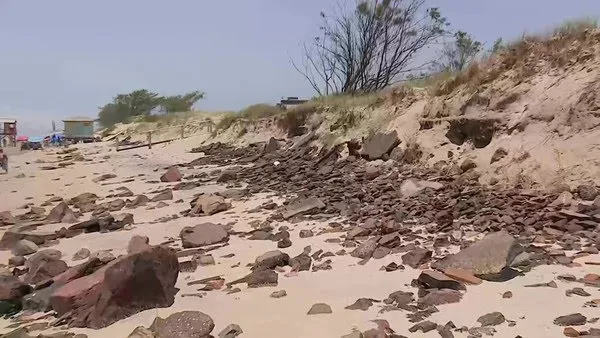 Resíduos de asfalto de antiga estrada cobrem areia e preocupam banhistas no Litoral do RS — Foto: Reprodução/RBS TV