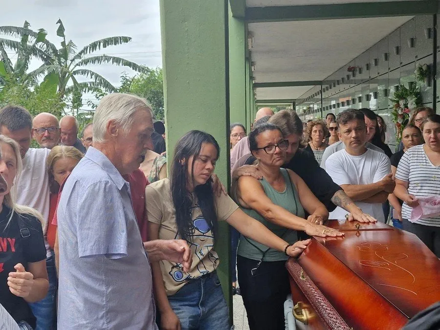 Centenas de amigos e familiares acompanharam o sepultamento na manhã desta sexta-feira Foto : Angélica Silveira / Especial CP