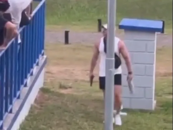 Homem portava uma arma e se dirigiu aos jovens que negam ter cometido qualquer tipo de assédio contra a mulher Foto : Redes sociais / Reprodução / CP