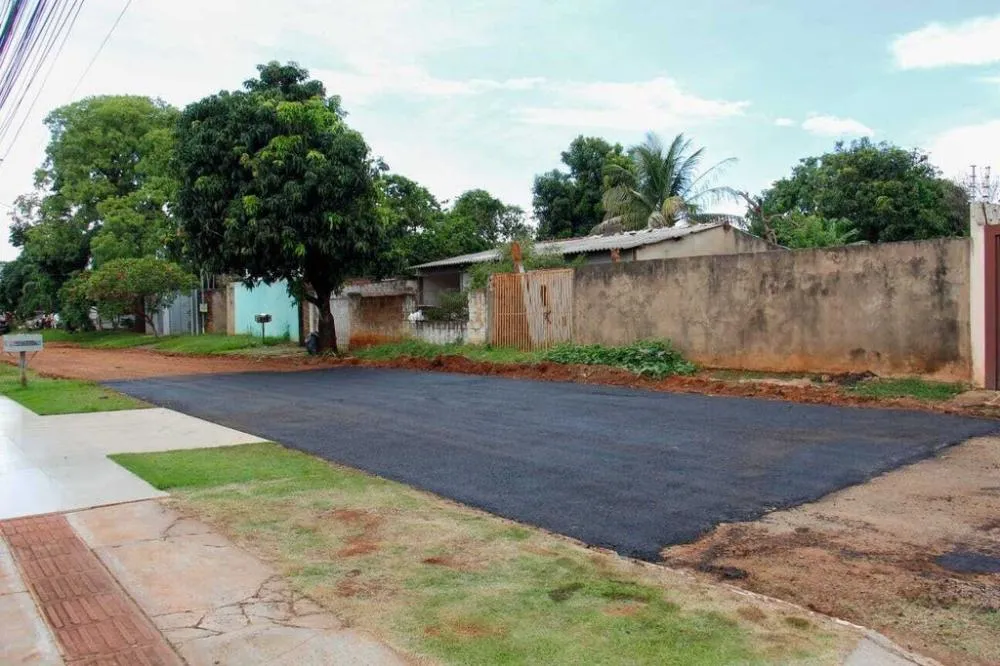 Morador do Jardim Itatiaia asfalta a frente da própria casa, após anos de espera pela prefeitura. (Foto: Juliano Almeida)