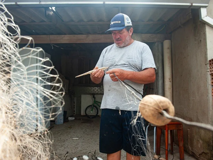 Com a chegada da piracema e o atraso do pagamento do Seguro Defeso, pescadores buscam sustento de outra forma | O pescador Luciano Rodrigues Oliveira produz e comercializa redes artesanais para gerar renda Foto : Camila Cunha