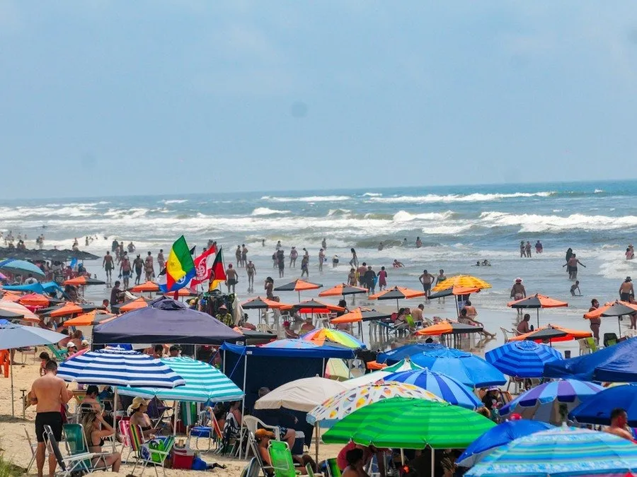 Ressaca fez com que a faixa de areia ficasse reduzida, com famílias montando guarda-sóis quase dentro do mar Foto : Pedro Piegas