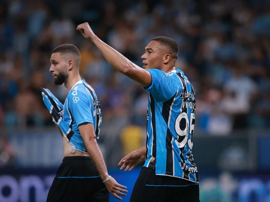 Carlos Vinícius foi o destaque da goleada por 5 a 0, na Arena Foto : MAXI FRANZOI / AGIF - AGÊNCIA DE FOTOGRAFIA / ESTADÃO CONTEÚDO / CP