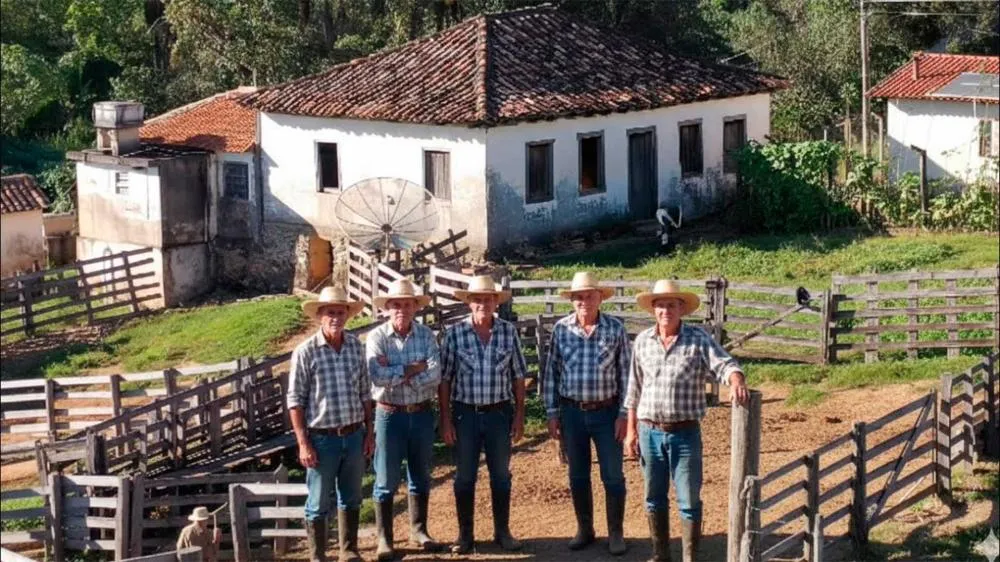 Cinco irmãos que nunca se casaram vivem juntos em um sítio e preservam um casarão antigo no interior de Minas Gerais. (Foto: Canal No Campo / YouTube)