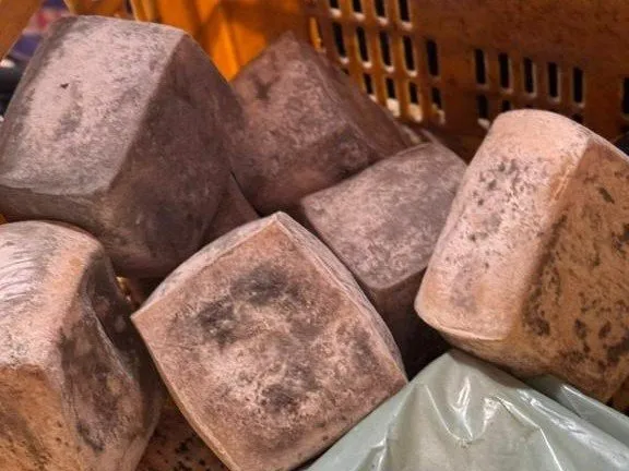Três toneladas de produtos impróprios para o consumo foram recolhidos em quatro supermercados de Arroio do Sal e serão descartados Foto : MPRS / Divulgação / CP