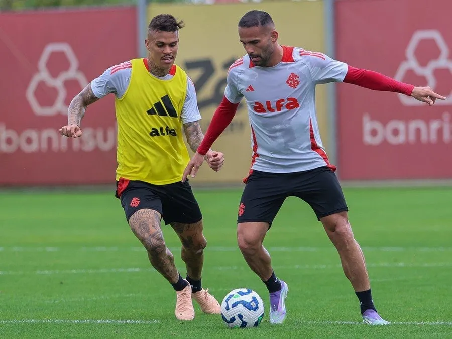 Richard e Thiago Maia estão na lista dos jogadores que ainda podem deixar o Inter na janela Foto : Ricardo Duarte / Inter / CP