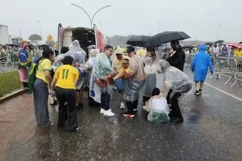 Bombeiros foram acionados após queda de raio nas proximidades de ato de apoiadores de Bolsonaro — Foto: Reprodução/redes sociais