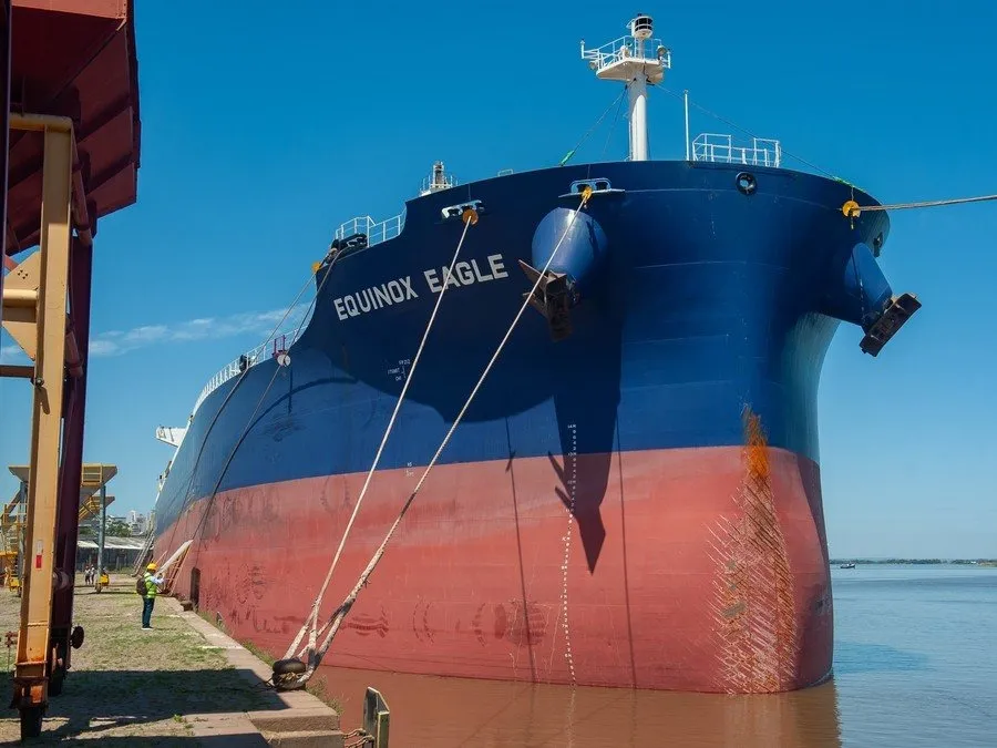 A chegada do navio graneleiro Equinox Eagle marca a retomada da navegação de longo curso ao Porto de Porto Alegre Foto : Camila Cunha