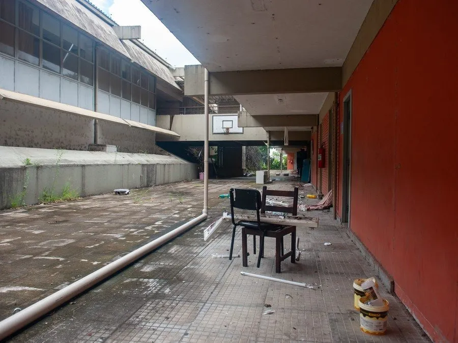 A Casa Violeta, que funcionava com abrigo para mulheres vulneráveis durante a enchente, é alvo frequente de invasões, roubos e vandalismos Foto : Camila Cunha