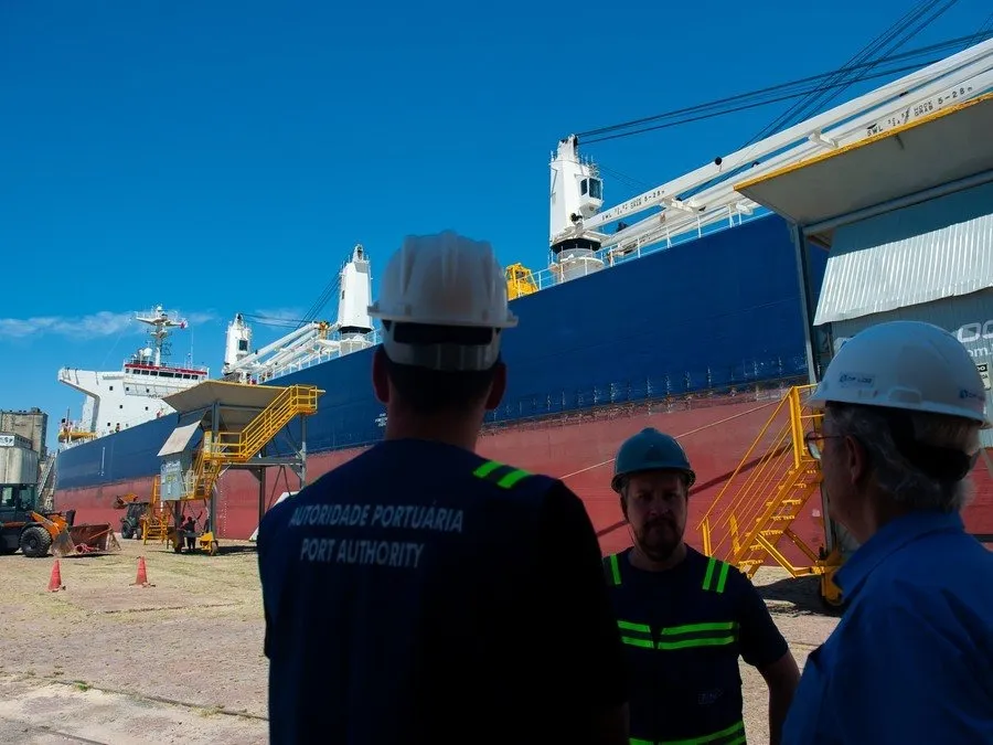 A chegada do navio graneleiro Equinox Eagle marca a retomada da navegação de longo curso ao Porto de Porto Alegre Foto: Camila Cunha