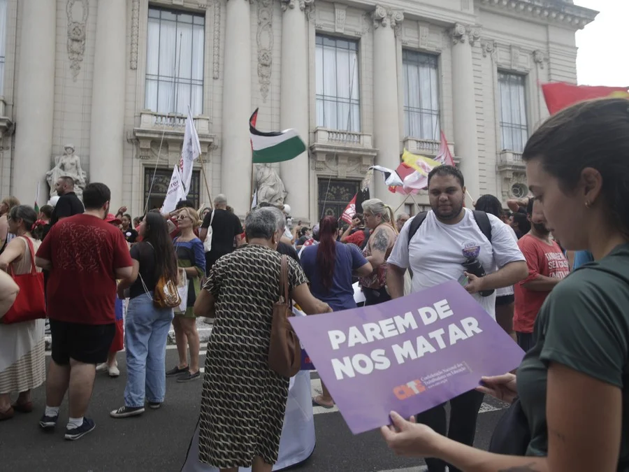Ato reuniu cerca de 200 pessoas em frente ao Palácio PiratiniFoto : Mauro Schaefer