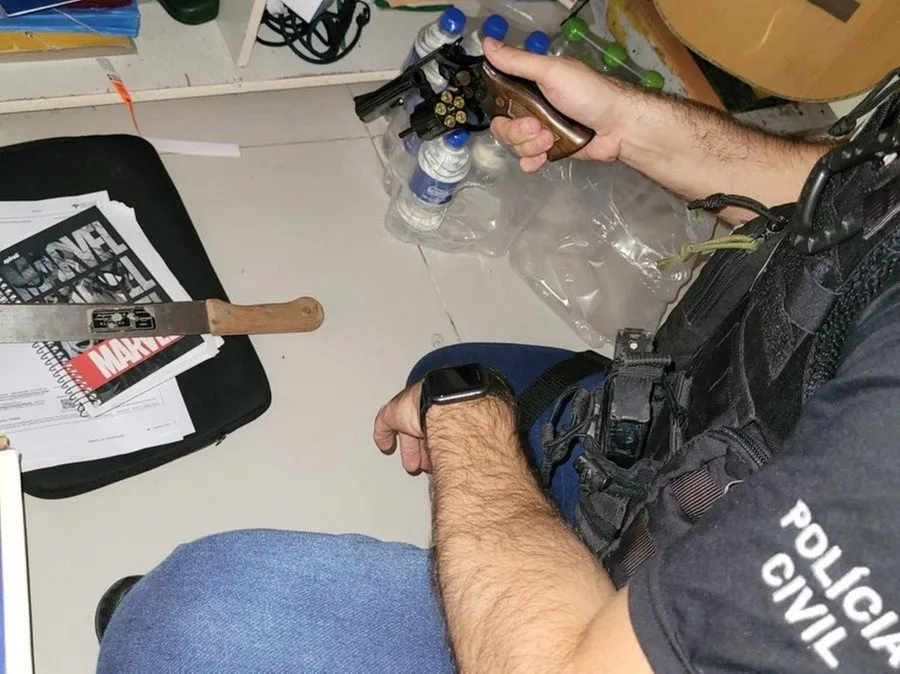 Policial apreende arma branca e revólver Foto : Polícia Civil / Divulgação CP