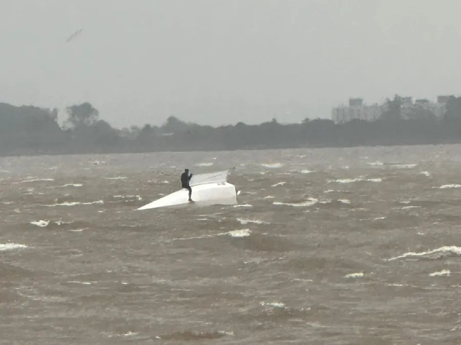 Barco em que eles estavam virou com a força dos ventos e das ondas fortes do Guaíba Foto : CBMRS / CP
