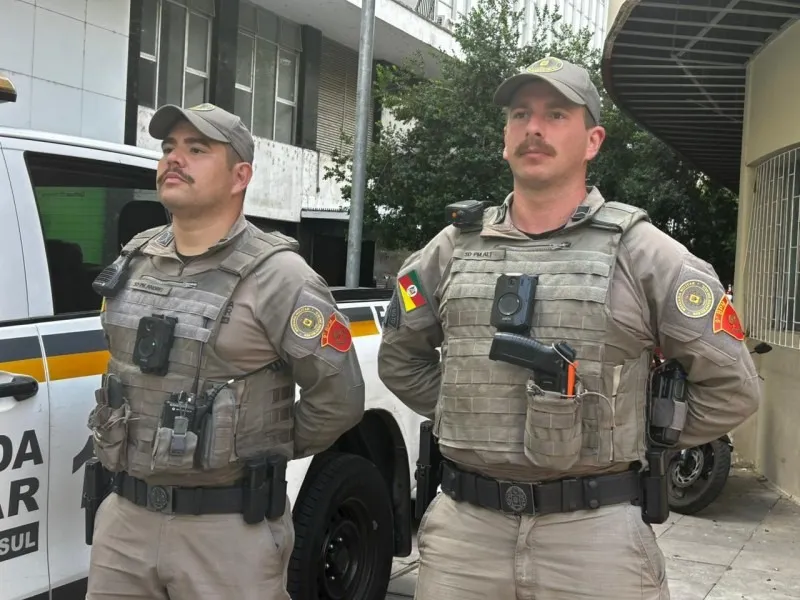 Soldado PM Andrei e Soldado PM Alt prendem agressor e evitam feminicídio na capítal gaúcha - Foto: Sd PM Lemos