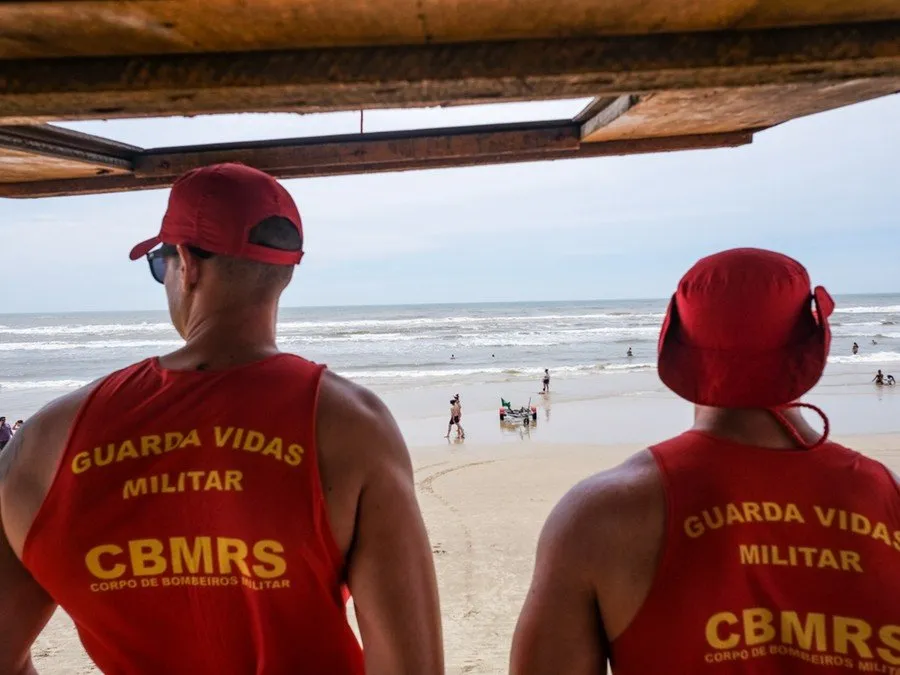 Nas guaritas, profissionais são responsáveis por supervisionar e também auxiliar os banhistas Foto : Pedro Piegas