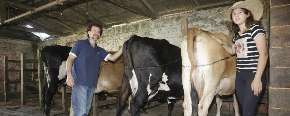 Thiago Benetti e a filha Maira atuam para trazer conforto ao gado leiteiro na propriedade localizada em Glorinha, na Região Metropolitana Foto : Mauro Schaefer