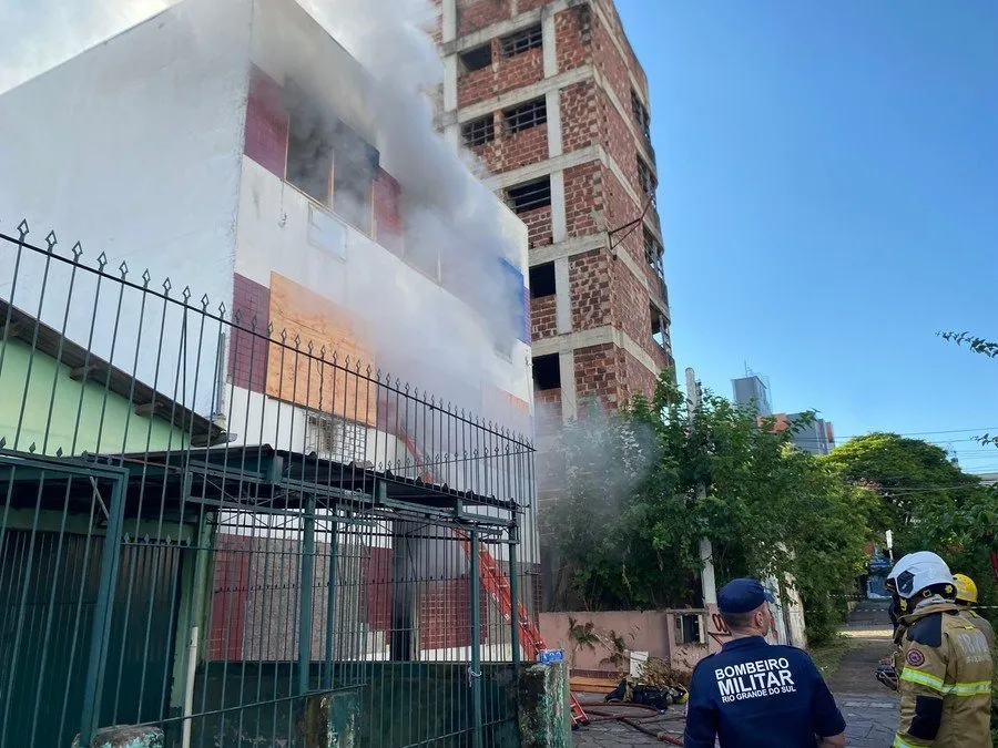 Incêndio atinge prédio no bairro Santana, em Porto Alegre Foto : Marcel Horowitz/ CP