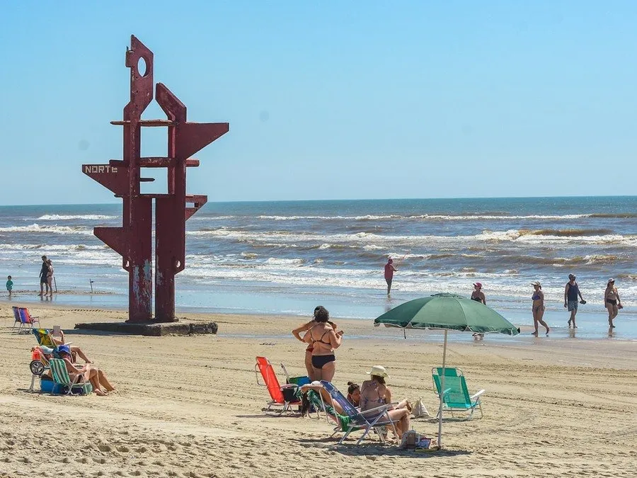 O monumento da Rosa dos Ventos, localizado na beira-mar de Atlântida Sul, em Osório, foi destruído por uma forte ressaca do mar no início de janeiro de 2026 Foto : Pedro Piegas / CP Memória
