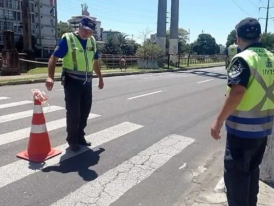 Desde as 6h, estava interrompido o trânsito de carros e de pedestres no sentido Centro-bairro, entre a rua Múcio Teixeira e a avenida Érico Veríssimo Foto : Leticia Pasuch / Especial / CP