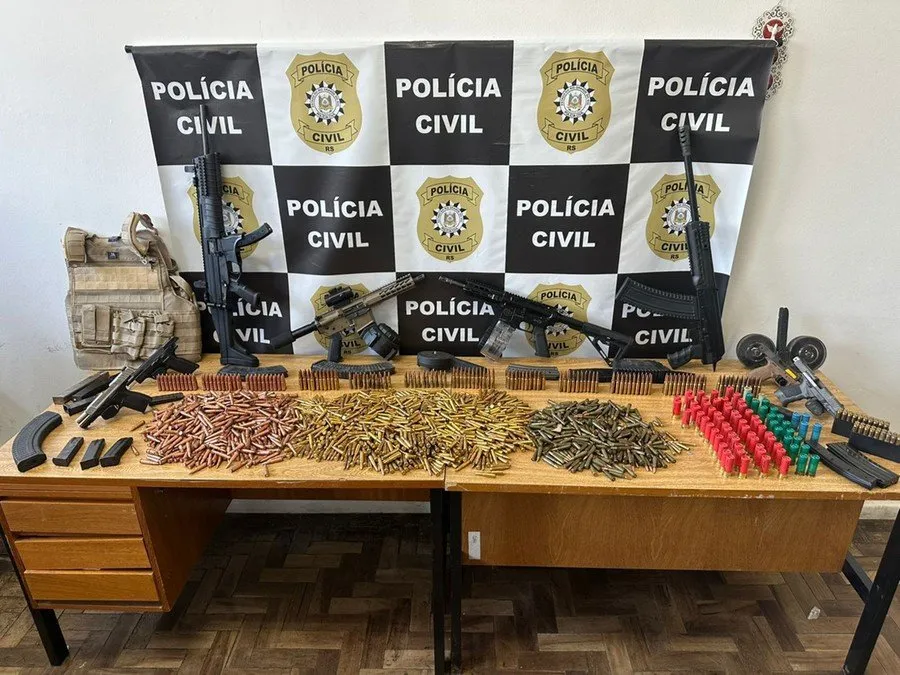 Armamento de grosso calibre apreendido em ação da 2ª DHPP na Vila Bom Jesus Foto : PC / CP