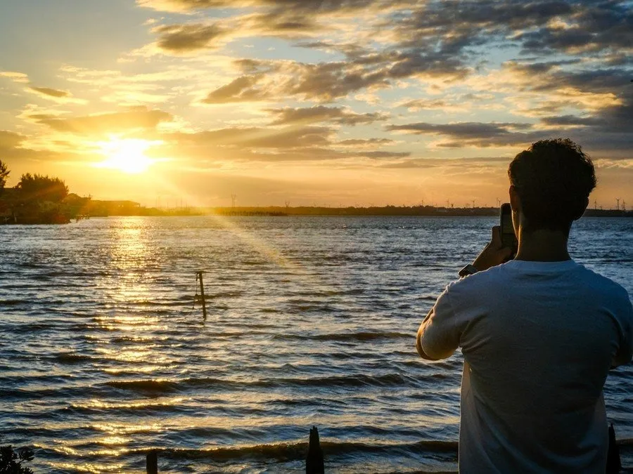 Pôr do Sol no Rio Tramandaí encanta turistas e pescadores locais Foto : Pedro Piegas