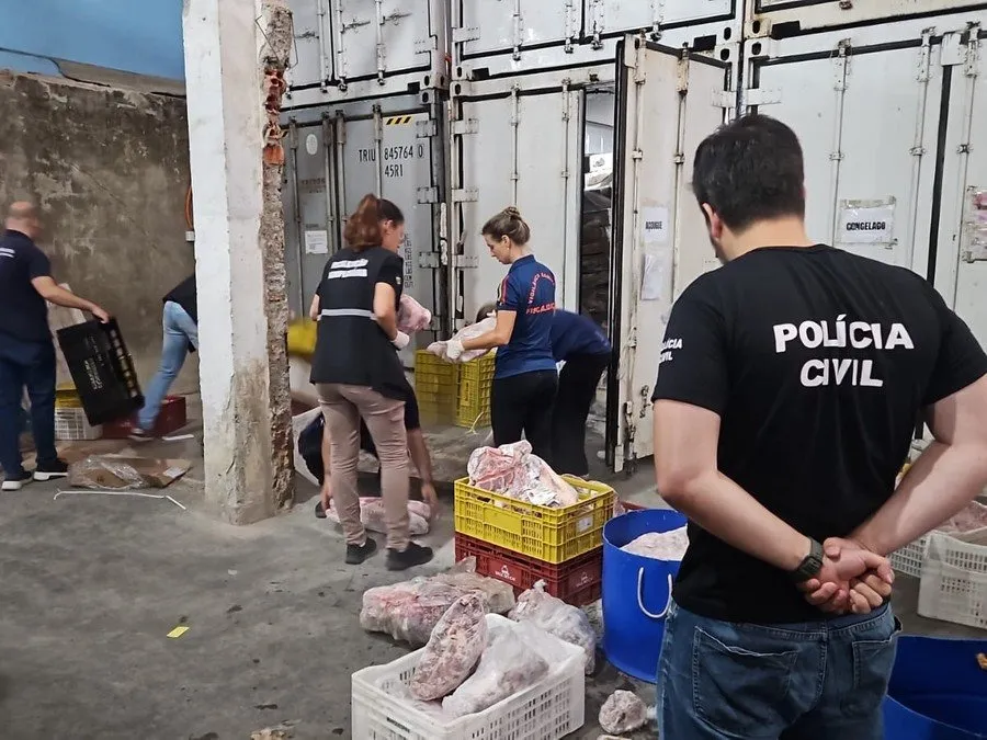 Carnes estavam com data de validade vencida Foto : Polícia Civil / Divulgação / CP