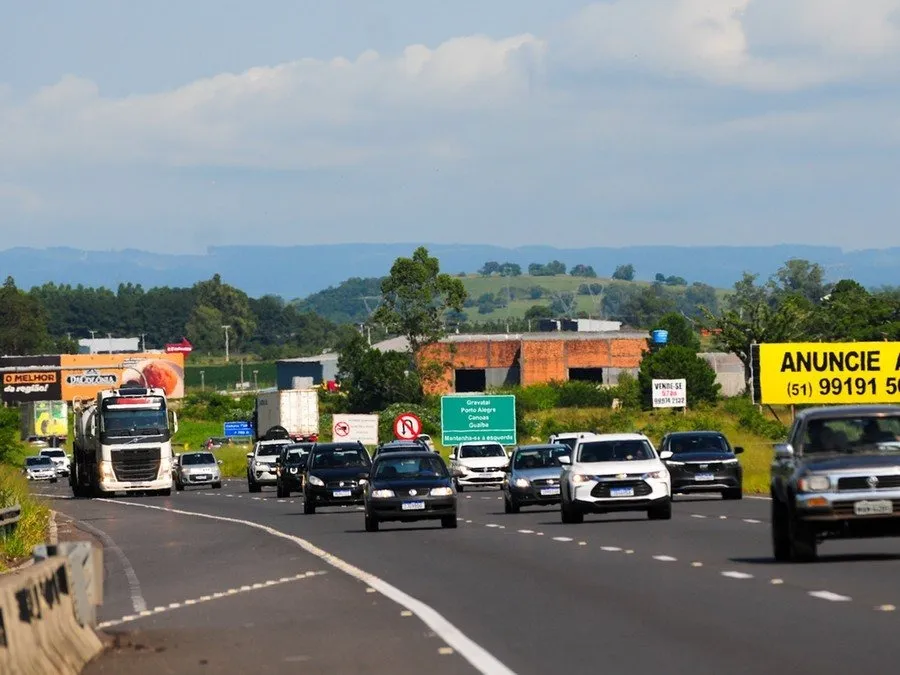 Movimento de ida para o Litoral Norte na FreeWay na sexta-feira pré Carnaval Foto : Pedro Piegas