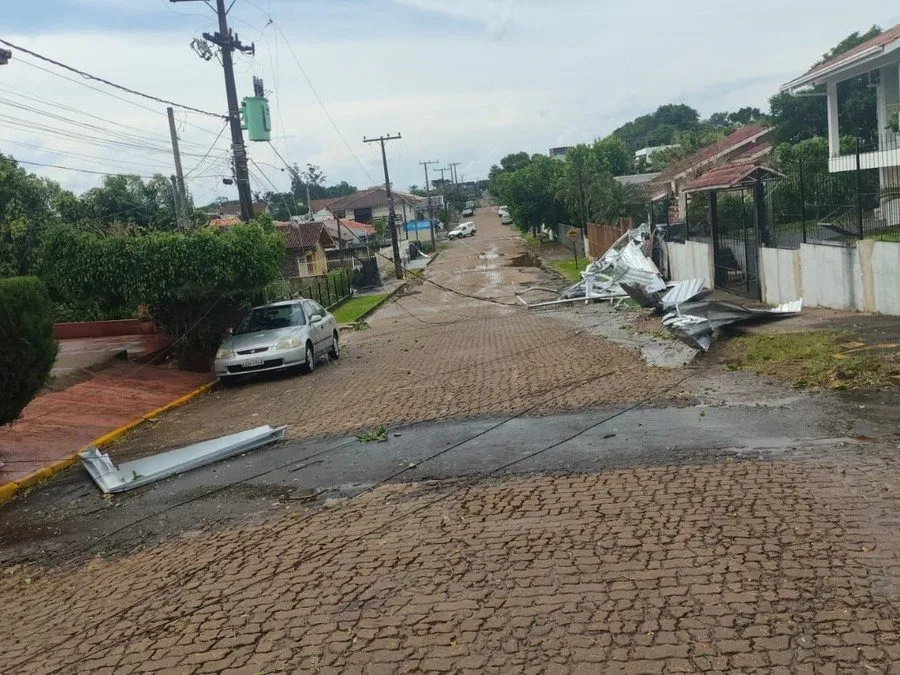 Telhas, galhos, fios e postes caíram em Estrela com o temporal de quinta-feira Foto : Defesa Civil de Estrela / Divulgação / CP