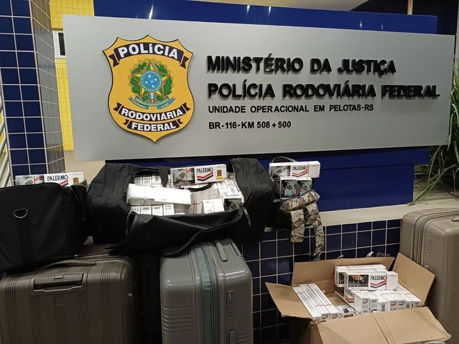 A mulher estava com mais de quatro mil maços de cigarro contrabandeados Foto : PRF / Divulgação / CP
