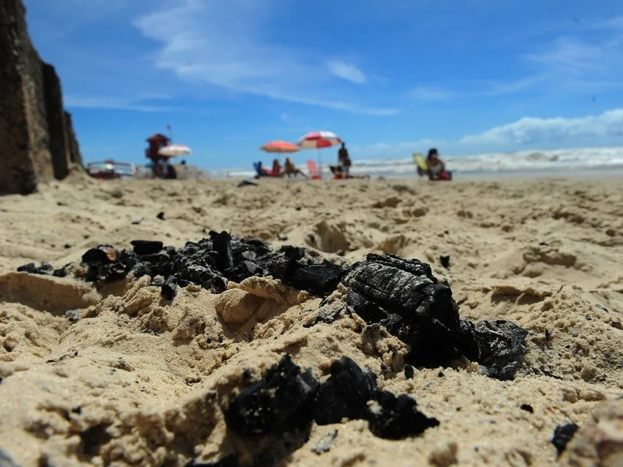 Carvão deixado na praia pode ensejar crime ambiental Foto : Fabiano do Amaral