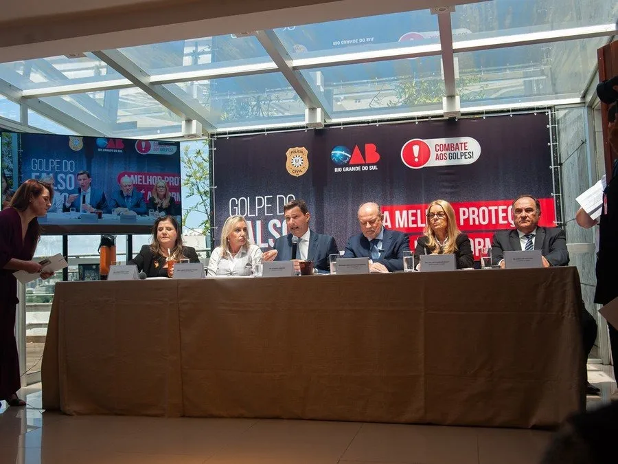 OAB/RS lança campanha “A melhor proteção é a informação” e de novas ações de combate ao golpe do falso advogado | E/D: Dra. Regina Pereira Soares; Dra. Claridê Chitolina Taffarel, vice-presidente da OAB/RS; Dr. Leonardo Lamachia, presidente da OAB/RS; Del