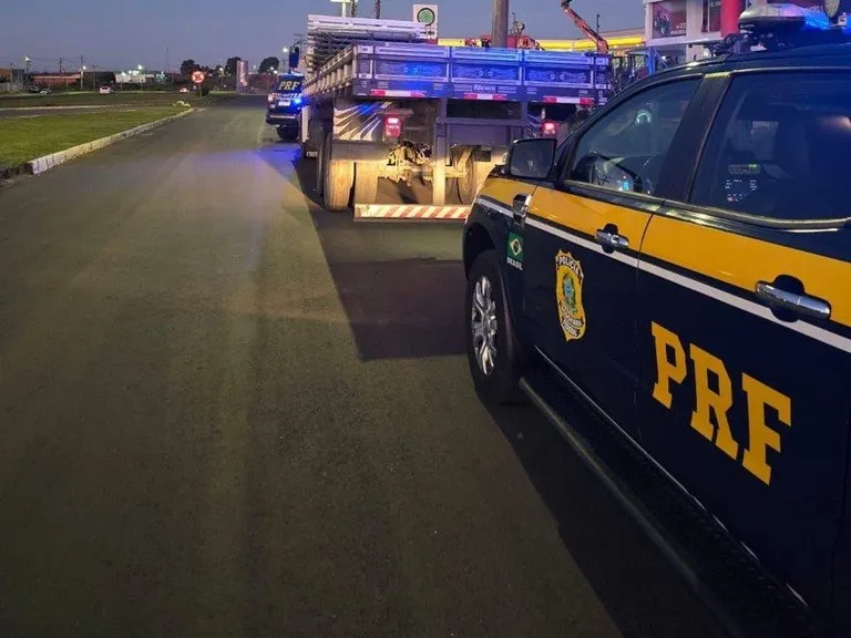 Condutor de um caminhão foi preso por porte ilegal de arma de fogo e por ter rebite na cabine Foto : PRF / CP