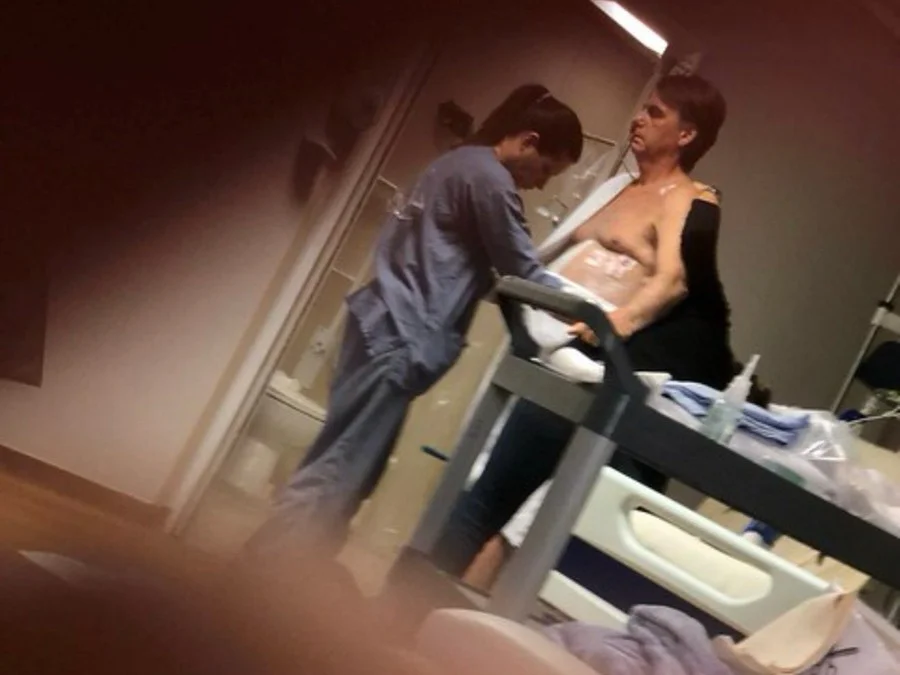 Carlos Bolsonaro publica foto do pai em hospital e diz que situação “é muito delicada” Foto : Carlos Bolsonaro