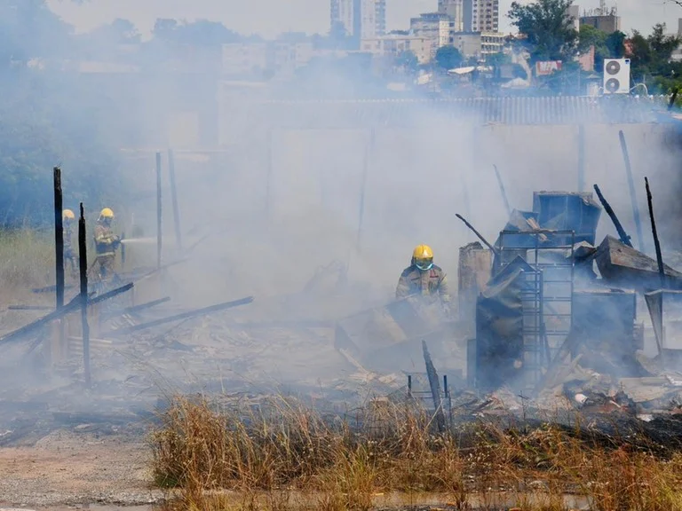 Incêndio destruiu um depósito na rua Jairo Gondim Da Silva , no bairro Costa e Silva, na zona Norte de Porto Alegre Foto : Alina Souza